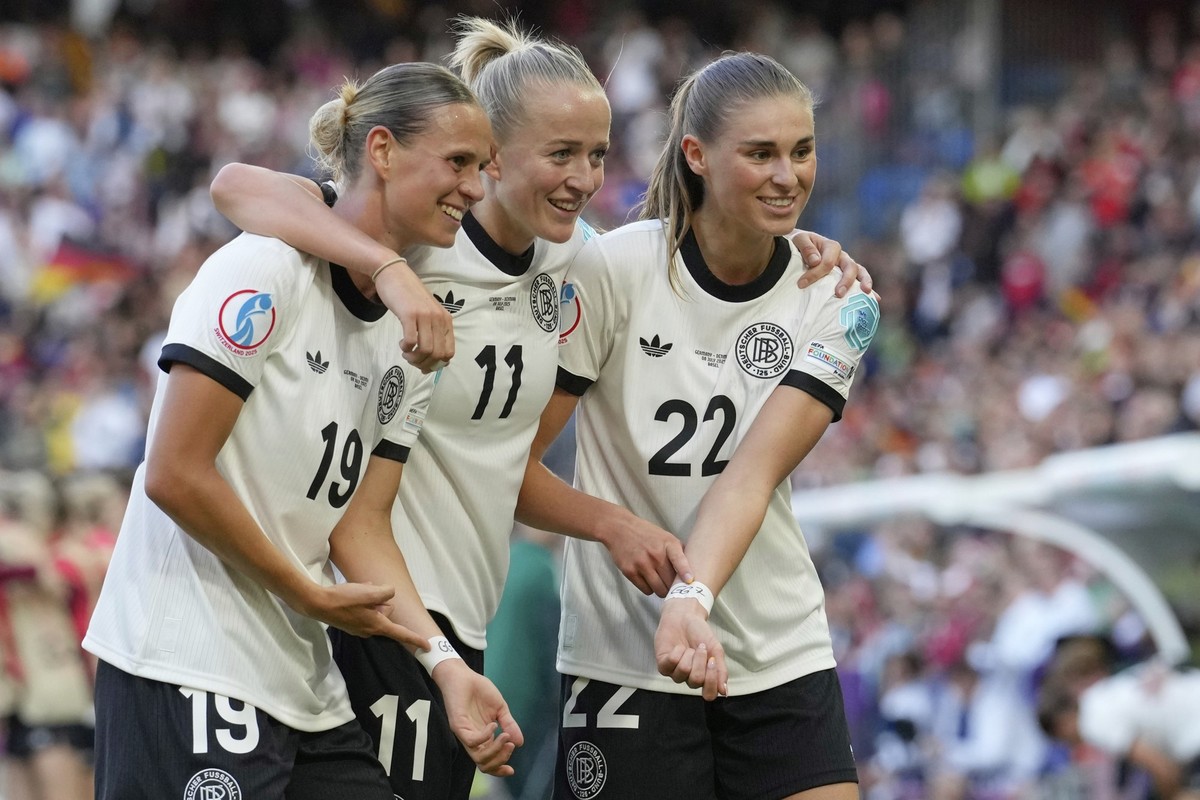 08.07.2025, Schweiz, Basel: Fußball, Frauen, EM, Deutschland - Dänemark, Vorrunde, Gruppe C, Spieltag 2, Deutschlands Lea Schüller (M) feiert mit Klara Bühl (l) und Jule Brand nach dem zweiten Tor ihr ...