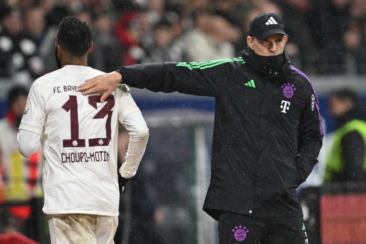 09.12.2023, Hessen, Frankfurt/Main: Fu�ball: Bundesliga, Eintracht Frankfurt - Bayern M�nchen, 14. Spieltag im Deutsche Bank Park, M�nchens Trainer Thomas Tuchel tr�stet Eric Maxim Choupo-Moting nach  ...