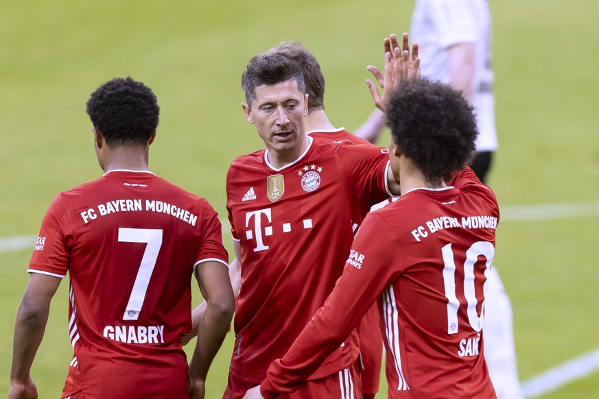 Fussball BL Spiel FC Bayern Muenchen - Borussia Moenchengladbach 6 : 0 Saison 2020-2021 in der Allianz Arena in Muenchen LEWANDOWSKI Robert Team FC Bayern Muenchen jubelt mit SANE Leroy und GNABRY Ser ...