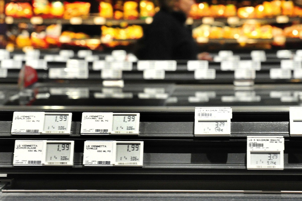 Digitale Preisschilder: Marktleiter Mario Mokanski (40) vom REWE-Markt an der Dorstener Strasse 281 in Herne praesentiert am 14.11.2016 die neu eingefuehrten digitalen Preisschilder in seinen Verkaufs ...