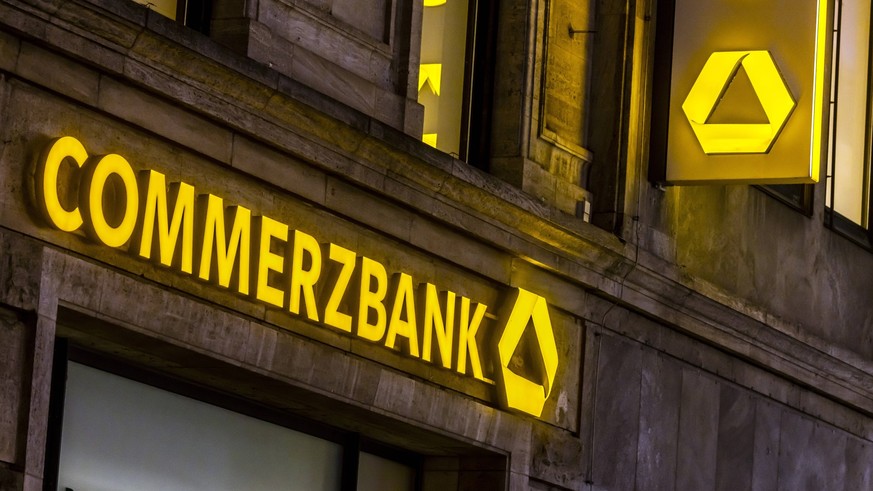 Commerzbank. Logo an einer Filiale in Stuttgart. // 30.12.2022: Stuttgart, Baden-Württemberg, Deutschland. *** Commerzbank logo on a branch in Stuttgart 30 12 2022 Stuttgart, Baden Württemberg, German ...