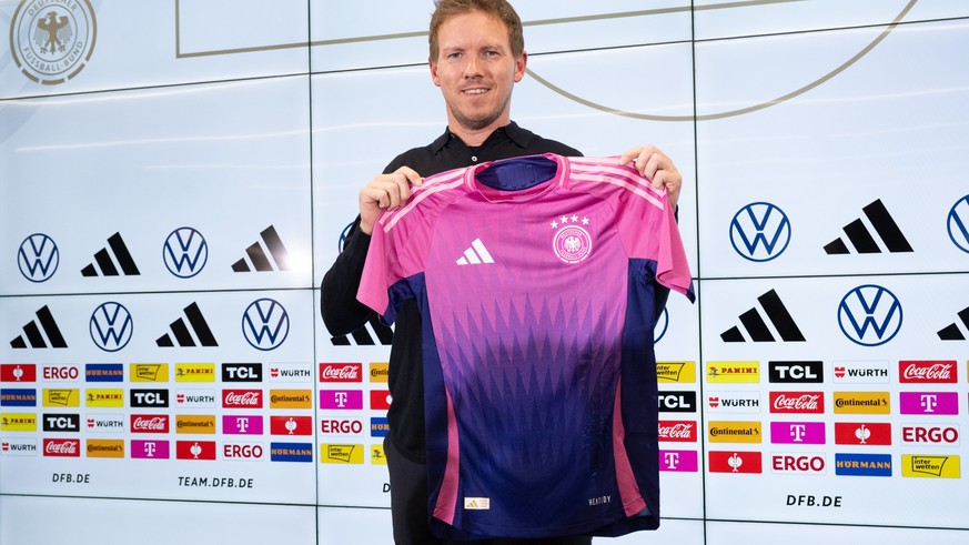 14.03.2024, Hessen, Frankfurt/Main: Bundestrainer Julian Nagelsmann präsentiert auf einer Pressekonferenz das neue offizielle EM-Trikot des DFB-Teams. Nagelsmann stellte den Kader für die Testländersp ...