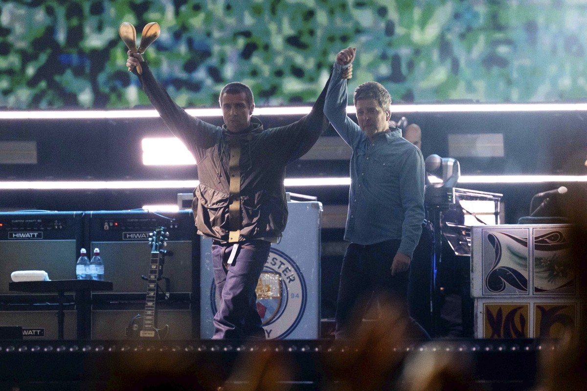 ARCHIV - 04.07.2025, Großbritannien, Cardiff: Liam und Noel Gallagher betreten die Bühne des Principality Stadium in Cardiff, wo die lang erwartete Reunion-Tour der Band Oasis beginnt. (zu dpa: «Nach  ...
