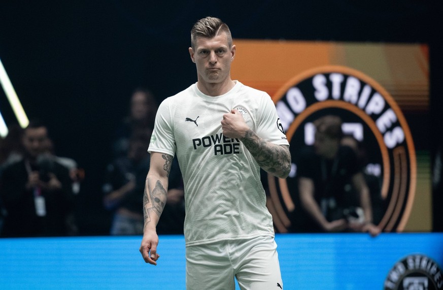 10.03.2025, Nordrhein-Westfalen, Düsseldorf: Fußball: Icon League mit Toni Kroos. Toni Kroos steht während des Spiels zwischen The Pack FC und Two Stripes United auf dem Spielfeld. Foto: Fabian Strauc ...