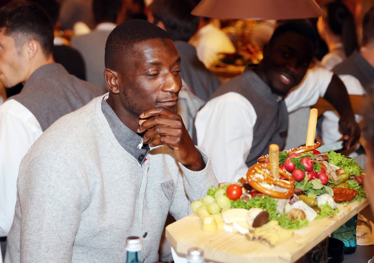 04.10.23 VfB Stuttgart Cannstatter Volksfest Deutschland, Stuttgart, 04.10.2023, Fussball, Bundesliga, VfB Stuttgart, Cannstatter Volksfest: Serhou Guirassy. *** 04 10 23 VfB Stuttgart Cannstatter Vol ...