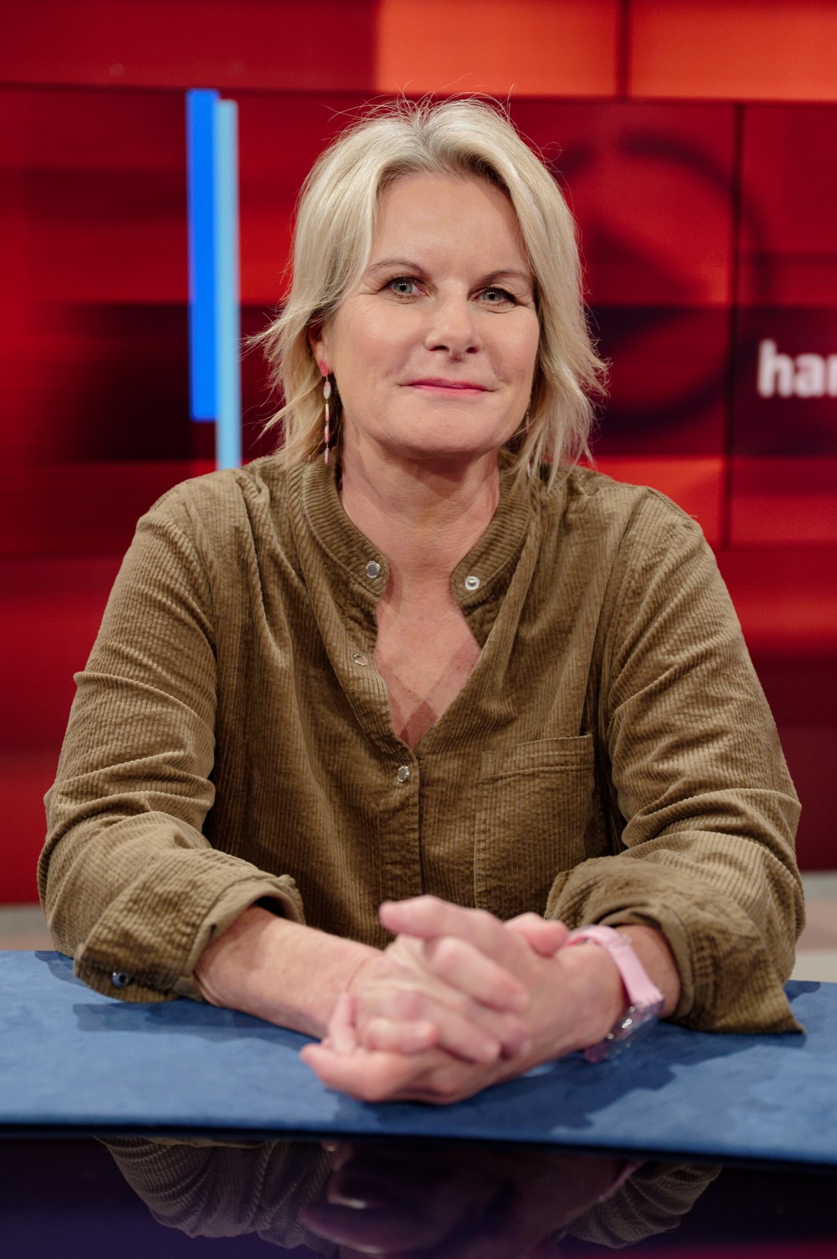 PRODUKTION - 31.10.2022, Nordrhein-Westfalen, Köln: Die Journalistin Susanne Gaschke sitzt nach live Produktion der Diskussionssendung "Hart aber fair" im Studio. Foto: Henning Kaiser/dpa ++ ...