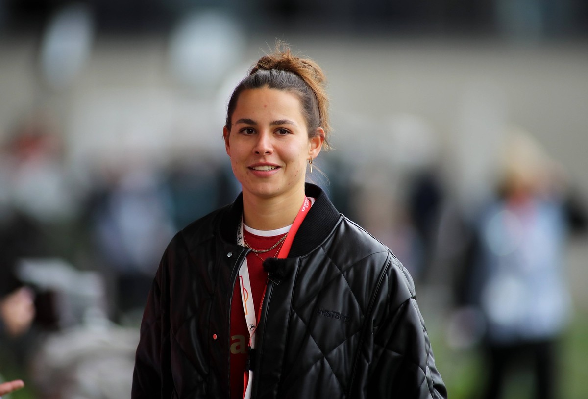 Fussball, Frauen, Google Pixel Frauen Bundesliga, 17.Spieltag, Saison 2024/2025, FC Bayern M�nchen - VFL Wolfsburg, Campus Lena Oberdorf FC Bayern M�nchen Kopf, Oberk�rper in Zivil *** Soccer, Women,  ...