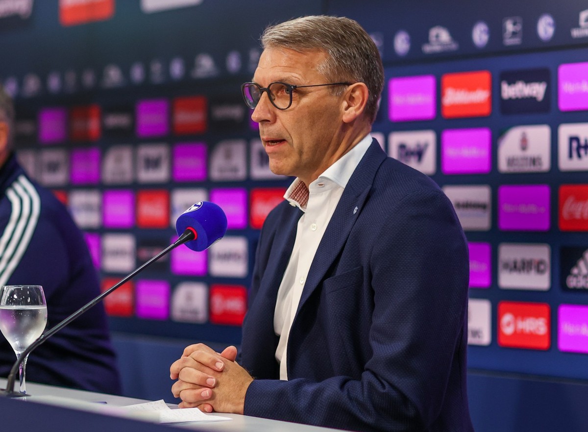 27.10.2022, Nordrhein-Westfalen, Gelsenkirchen: Fußball: Bundesliga, Pressekonferenz des FC Schalke 04, v. l. Schalkes neuer Cheftrainer Thomas Reis gemeinsam mit Schalkes Sportvorstand Peter Knäbel.  ...