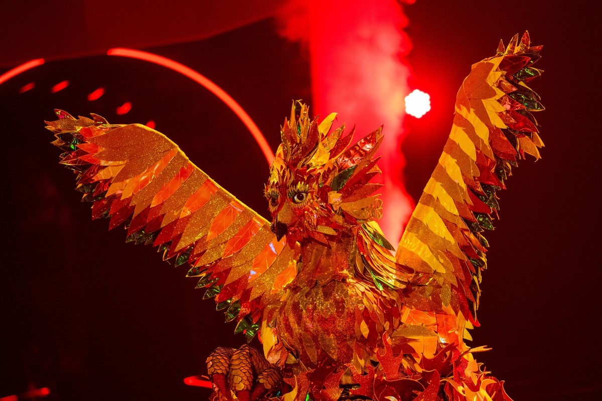 16.10.2021, Nordrhein-Westfalen, K�ln: Die Figur �Der Ph�nix� steht in der Prosieben-Show �The Masked Singer� auf der B�hne. Bei �The Masked Singer� treten Prominente als S�nger auf, verstecken ihre I ...