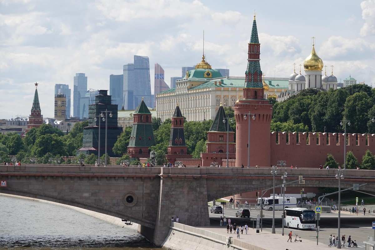 ARCHIV - 09.06.2024, Russland, Moskau: Von der Moskwa aus sind hinter der Br