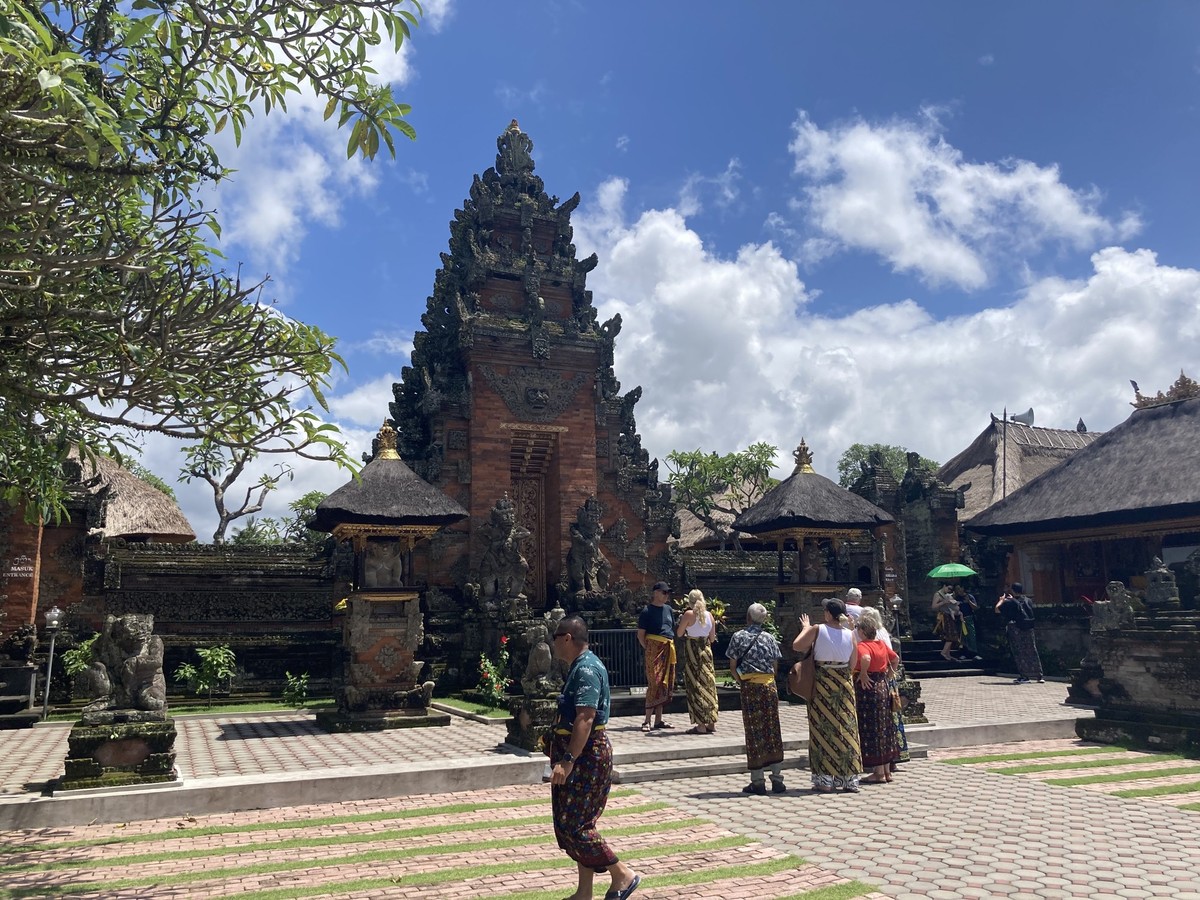 ARCHIV - 13.10.2022, Indonesien, Batuan: Touristen im Tempel Pura Puseh Desa Batuan. (zu dpa "Bali: Insel der G