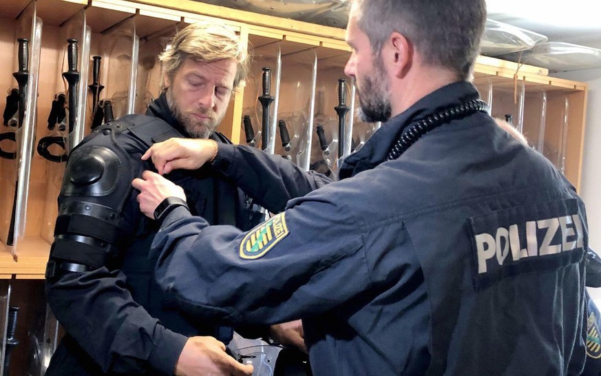 Bei der RTL-Reportage "Einsatz für Henning Baum - Hinter den Kulissen der Polizei" lernt Henning Baum (links) den Alltag eines Polizeibeamten kennen.