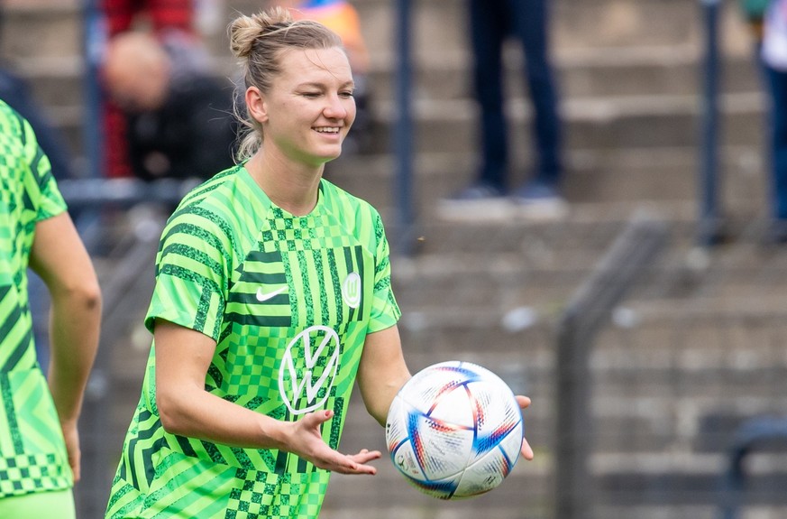 ARCHIV - 15.10.2022, Brandenburg, Potsdam: Fußball, Frauen: Bundesliga, Turbine Potsdam - VfL Wolfsburg, 4. Spieltag, Karl-Liebknecht-Stadion. Alexandra Popp von VfL Wolfsburg fängt lachend einen Ball ...