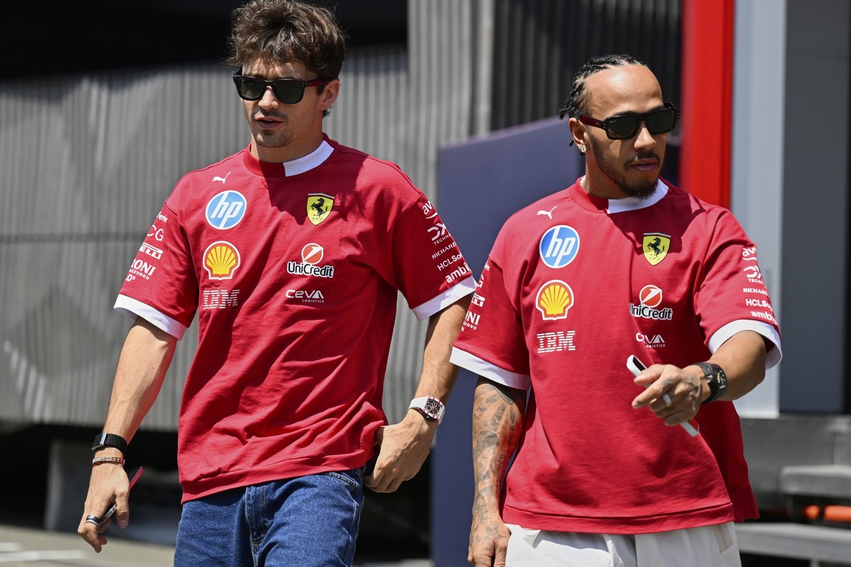 27.06.2025, Österreich, Spielberg: Die Ferrari-Piloten Charles Leclerc (Monaco), links, und Lewis Hamilton (Großbritannien) kommen zum ersten freien Training auf dem Red Bull Ring vor dem Großen Preis ...