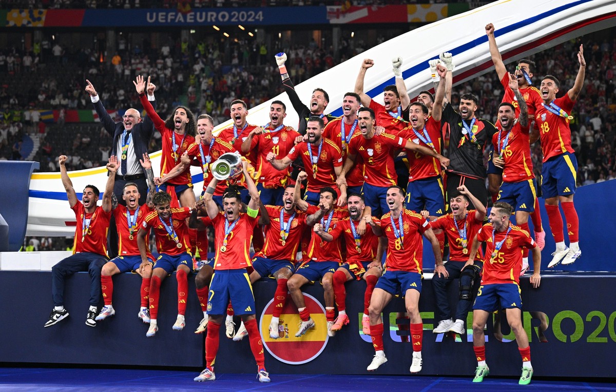 14.07.2024, Berlin: Fu�ball, UEFA Euro 2024, EM, Finale, Spanien - England, Olympiastadion Berlin, Spaniens Alvaro Morata jubelt mit der Troph�e nach dem Sieg im Finale. Foto: Tom Weller/dpa +++ dpa-B ...