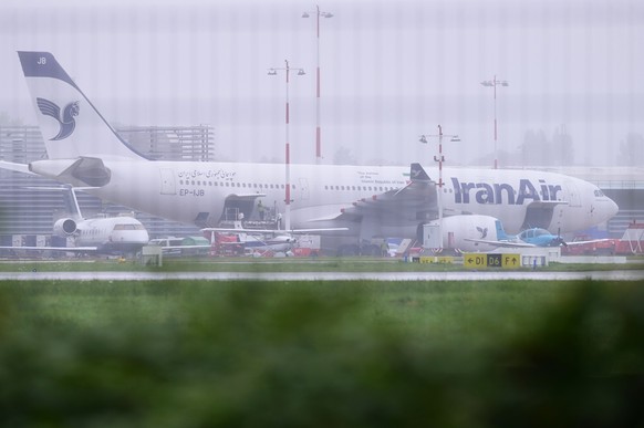 09.10.2023, Hamburg: Ein Flugzeug der Iran Air steht auf dem Flughafen Hamburg. Wegen einer Anschlagsdrohung auf ein iranisches Flugzeug aus Teheran ist der Flugbetrieb am Hamburger Flughafen komplett ...