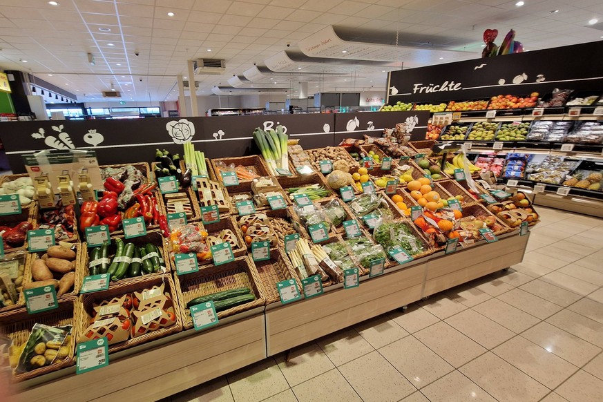 Selters Themenfoto: Konsum, Versorgung, Nahrungsmittel, Supermarkt, Einkauf, Lebensmittel, 02.05.2023 Bio-Obst und Bio-Gemusetheke in einem Supermarkt, Themenfoto: Konsum, Versorgung, Nahrungsmittel,  ...