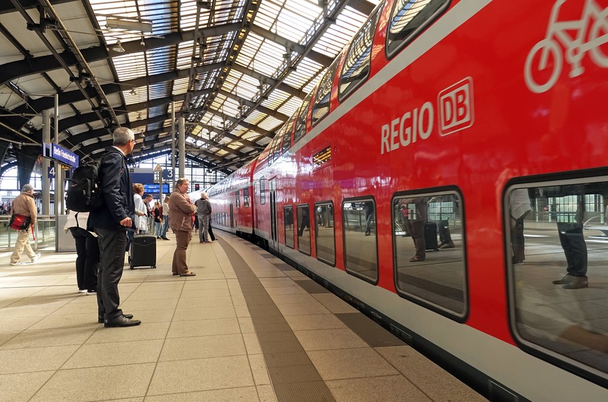 06.09.2019, Berlin, GER - Reisende auf einem Bahnsteig im Bahnhof Friedrichstrasse. Alltag, Bahn, Bahnhof, Bahnreise, Bahnreisende, Bahnstation, Bahnsteig, Bahnverkehr, befoerdern, Befoerderung, Berli ...