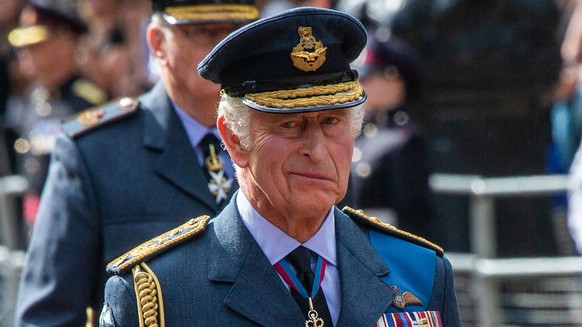 14.09.2022, Großbritannien, London: König Charles III. folgt dem Sarg von Königin Elisabeth II., der in die königliche Standarte gehüllt ist und auf dem die kaiserliche Staatskrone thront. Der Sarg wi ...