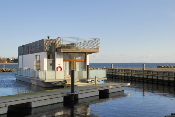 Mit Hausbooten oder Floating Houses ist man richtig nah am Wasser.