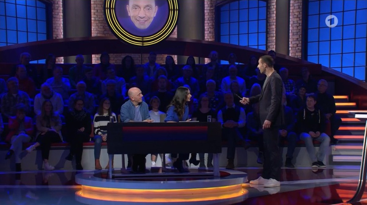 Kai Pflaume (rechts) konfrontiert Lea Wagner mit dem Show-Titel ihrer neuen Sendung.