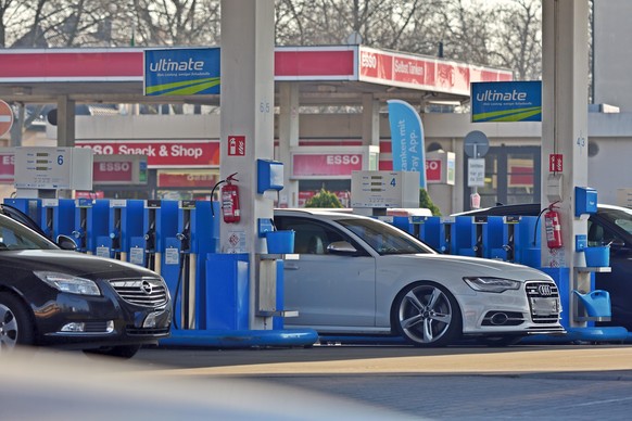 Autos an einer Tankstelle in Mannheim. Der Krieg Russlands gegen die Ukraine macht sich bermerkbar. Die ohnehin hohen Beinzinpreise erreichen neue Höchststände.