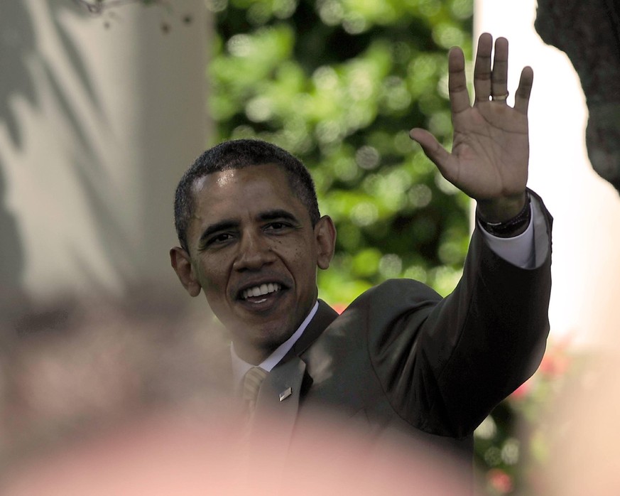 Bildnummer: 57982443 Datum: 12.05.2012 Copyright: imago/UPI Photo
United States President Barack Obama waves farewell after he and U.S. Vice President Joe Biden honored the 2012 National Association  ...