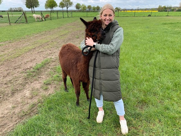 Weihnachtsbaumerzeugerin Saskia (35) aus Niedersachsen pflanz nicht nur auf 30ha Tannenbäme an, sie beherbert auf ihrem Hof auch 5 Alpakas, 2 Ponys, 10 Hühner, 6 Zwergziegen und 4 Laufenten

+++ Die V ...