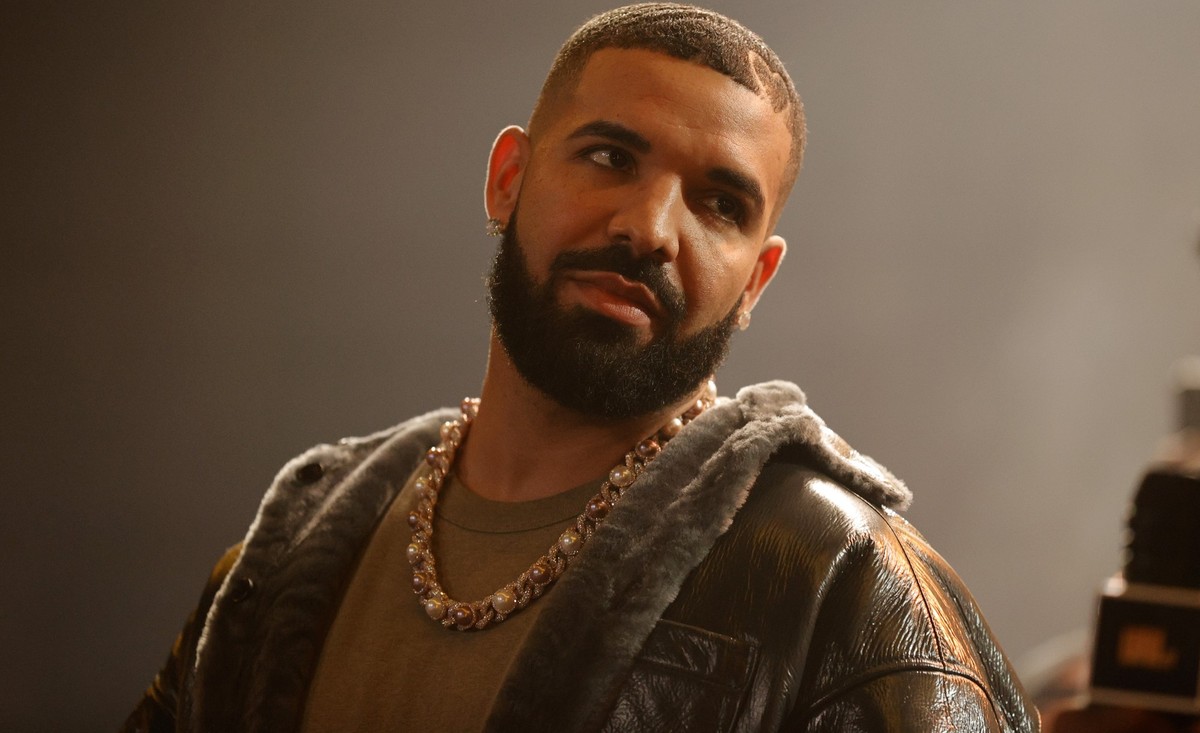 LONG BEACH, CALIFORNIA - OCTOBER 30: Drake speaks onstage during Drake&#039;s Till Death Do Us Part rap battle on October 30, 2021 in Long Beach, California. (Photo by Amy Sussman/Getty Images)