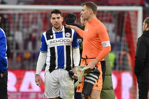 Manuel NEUER (Torwart Bayern Muenchen) mit Torwart Stefan Ortega Moreno (BI) nach Spielende. Fussball 1. Bundesliga Saison 2021/2022,13.Spieltag, Spieltag13. FC Bayern Muenchen-Arminia Bielefeld 1-0,  ...