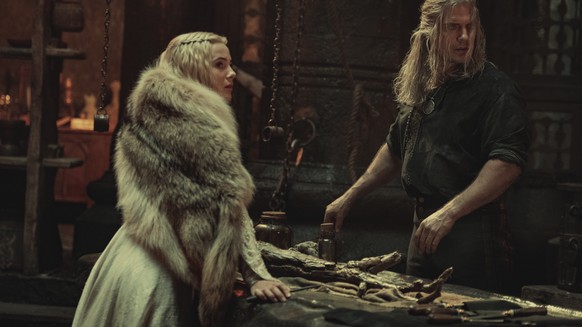 HANDOUT - 21.08.2020, Großbritannien, ---: Cirilla (Freya Allan, l.) und Geralt (Henry Cavill) in Staffel zwei von &quot;The Witcher&quot;. Geralt und Cirilla müssen Vertrauen zueinander aufbauen, er  ...