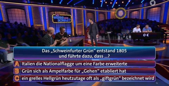 Kai Pflaume ist von der schnellen Raterunde amüsiert.