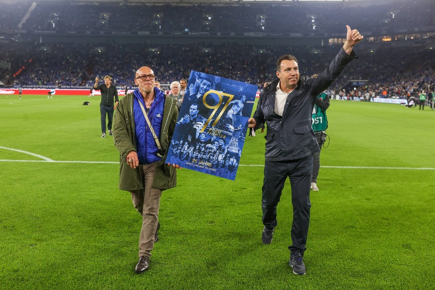 07.05.2022, Fussball, Saison 2021/2022, 2. Bundesliga, 33. Spieltag, FC Schalke 04 - FC St. Pauli, v. l. Yves Eigenrauch FC Schalke 04, Marc Wilmots FC Schalke 04 Foto: Tim Rehbein/RHR-FOTO Gelsenkirc ...