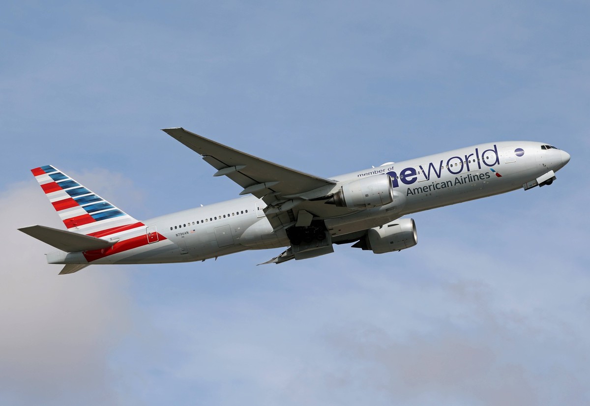 Diverse aircraft taking off A Boeing 777-223ER from American Airlines Oneworld Livery takes off from Barcelona airport in Barcelona, Spain, on March 18, 2025. Barcelona Spain PUBLICATIONxNOTxINxFRA Co ...