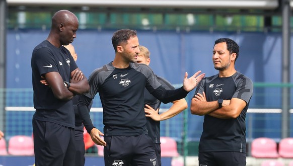 Krisenstimmung in Leipzig: Tedesco (Mitte) im Gespräch mit seinem Trainerteam