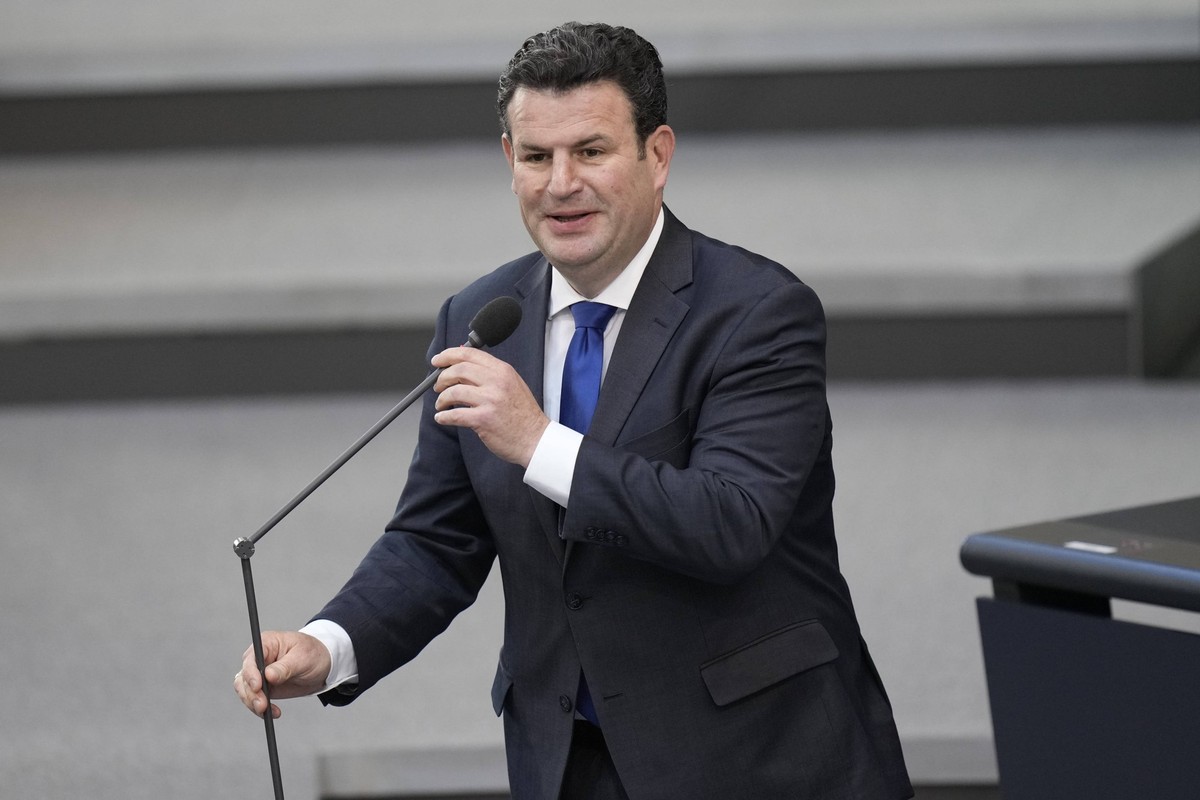 Deutscher Bundestag, 102. Plenarsitzung Arbeitsminister Hubertus Heil SPD im Portrait steht er den Abgeordneten Rede und Antwort bei der Befragung der Bundesregierung im Rahmen der 102. Sitzung des De ...