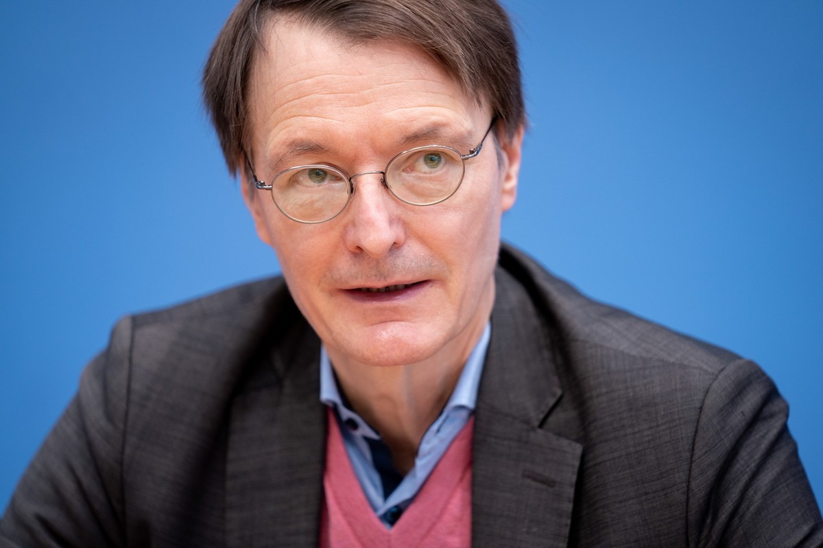 29.01.2021, Berlin: Der Bundestagsabgeordnete Karl Lauterbach (SPD) stellt in der Bundespressekonferenz eine Fraktionsübergreifende Initiative für die Neuregelung zur Sterbehilfe im Bundestag vor. Hin ...
