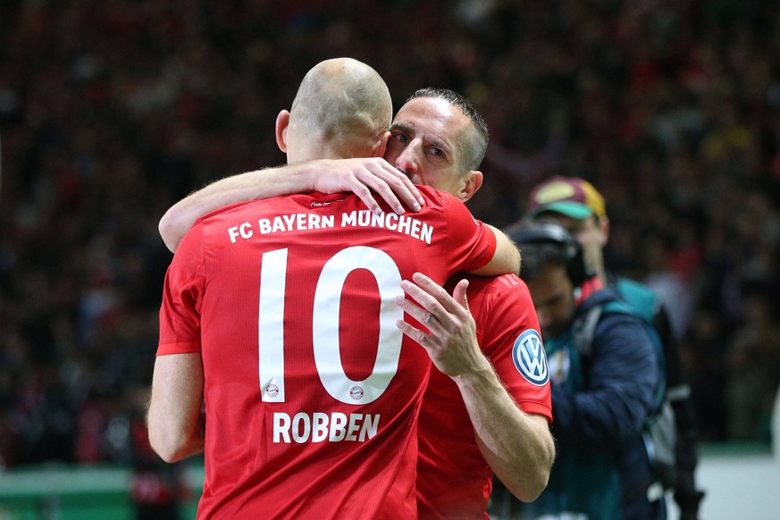 l-r: Arjen Robben 10 (FC Bayern Muenchen) umarmt Franck Ribery 7 (FC Bayern Muenchen), RB Leipzig vs. FC Bayern Muenchen, Fussball, Finale, DFB-Pokal, 25.05.2019 DFL REGULATIONS PROHIBIT ANY USE OF PH ...