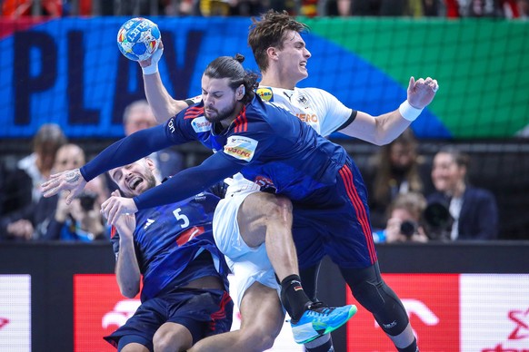 16.01.2024, EHF EURO 2024, M�nner Europameisterschaft Handball, Mercedes-Benz-Arena in Berlin, Deutschland - Frankreich: Julian K�ster Deutschland wird von Luka Karabatic Frankreich und Elohim Prandi  ...