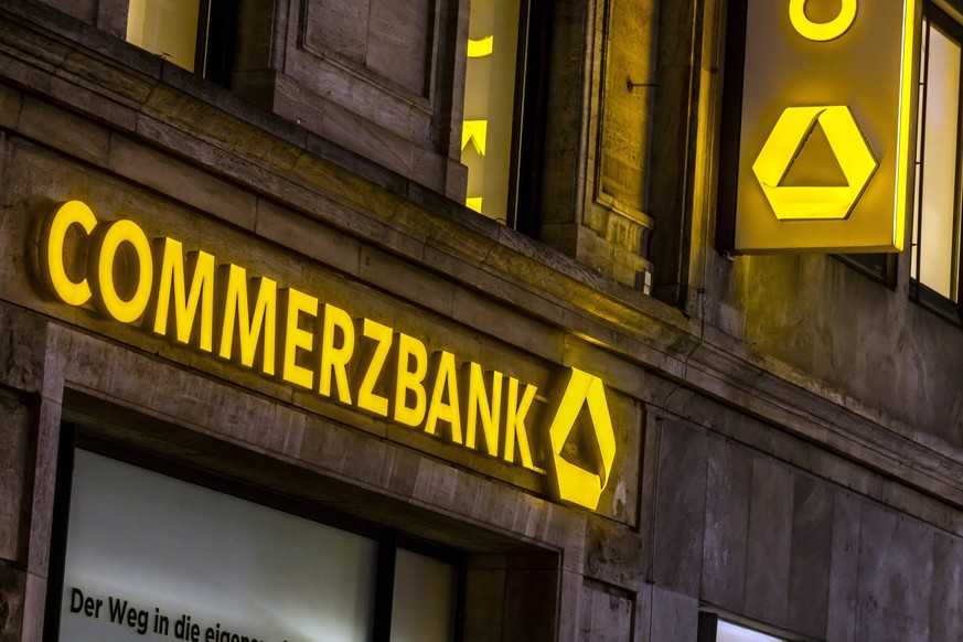 Commerzbank. Logo an einer Filiale in Stuttgart. // 30.12.2022: Stuttgart, Baden-Württemberg, Deutschland. *** Commerzbank logo on a branch in Stuttgart 30 12 2022 Stuttgart, Baden Württemberg, German ...