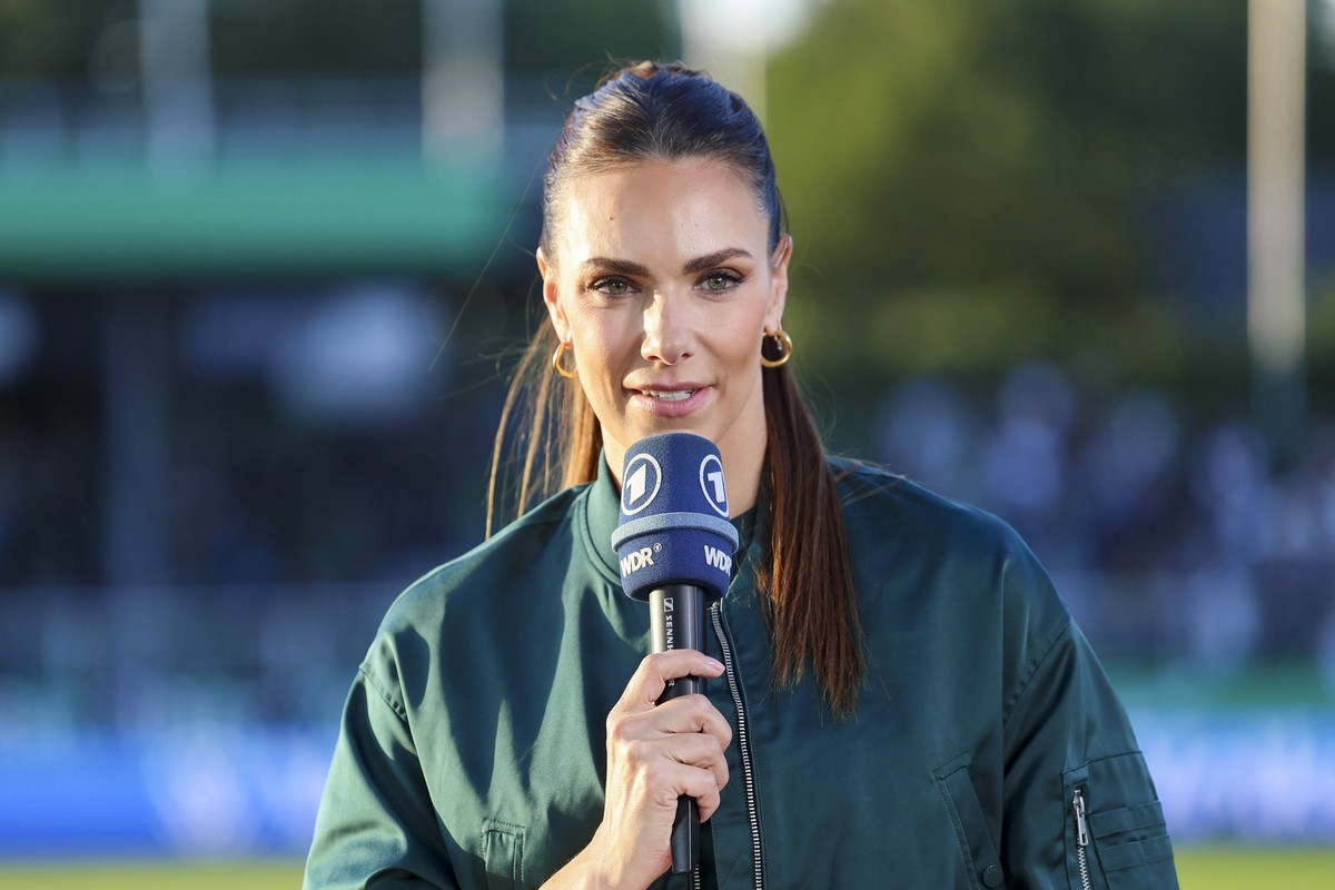 Moderatorin Esther Sedlaczek Das Erste schaut, DFB-Pokal - First Round, SC Preussen Muenster vs VfB Stuttgart, Preussenstadion am 27. August 2024 in Muenster, Deutschland. Foto von Marco Steinbrenner/ ...