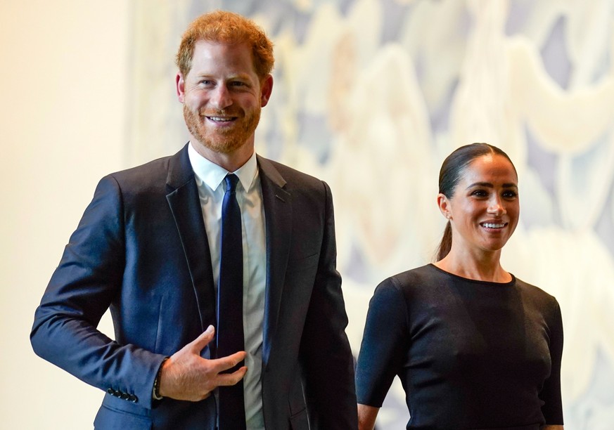 FILE - 18 LUGLIO 2022, USA, NEW YORK: Il principe Harry (a sinistra), duca di Sussex, e sua moglie Meghan Markle, duchessa di Sussex, arrivano alla sede delle Nazioni Unite per un evento ...