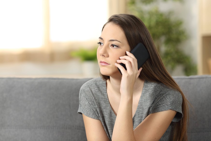 Serious woman attending a phone call ,model released, Symbolfoto PUBLICATIONxINxGERxSUIxAUTxONLY Copyright: xAntonioGuillemx Panthermedia26546306