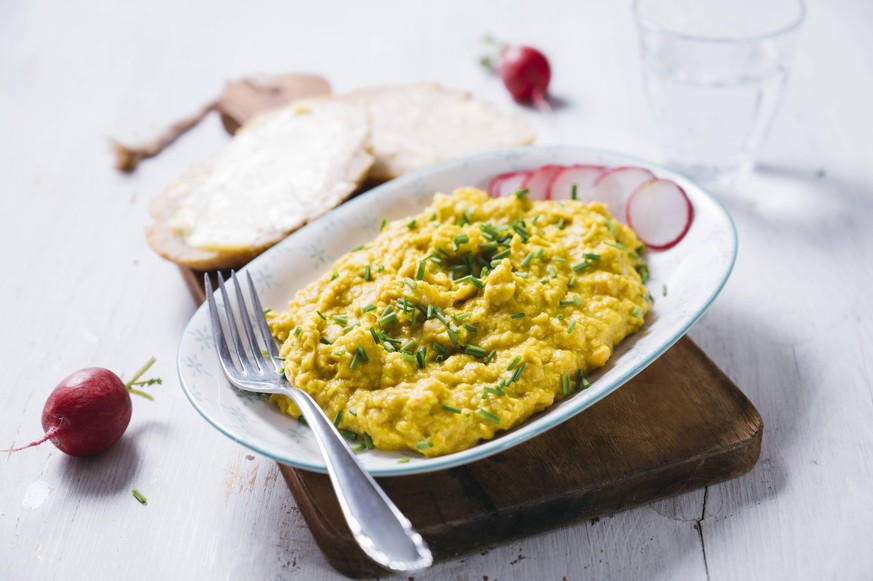 Scrambled Eggs oder Rührei: es ist die hohe Kunst am Frühstückstisch, dieses Rezept akkurat hinzubekommen. Du struggelst? Wir haben die Anleitung!