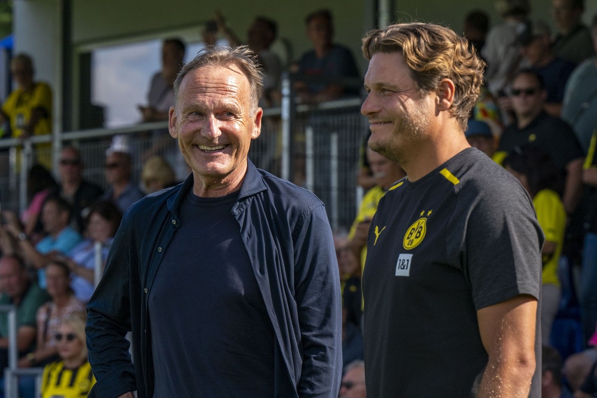12.07.2023, Nordrhein-Westfalen, Hamm: Fußball: Bundesliga, Testspiele, Westfalia Rhynern - Borussia Dortmund: Dortmunds Geschäftsführer Hans-Joachim Watzke (l) spricht mit Dortmunds Trainer Edin Terz ...