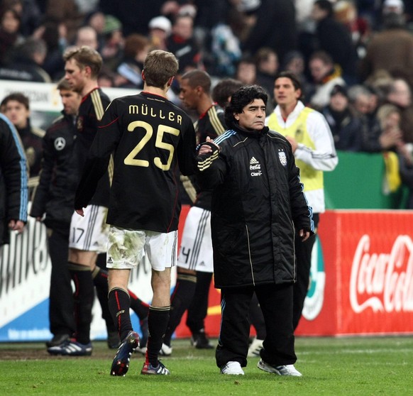 Bildnummer: 09343279 Datum: 03.03.2010 Copyright: imago/Eibner
Fussball, L�nderspiel, Testspiel, , 03.03.2010, Nationaltrainer Diego Armando Maradona (Argentinien, li.) und Thomas M�ller (Deutschland ...