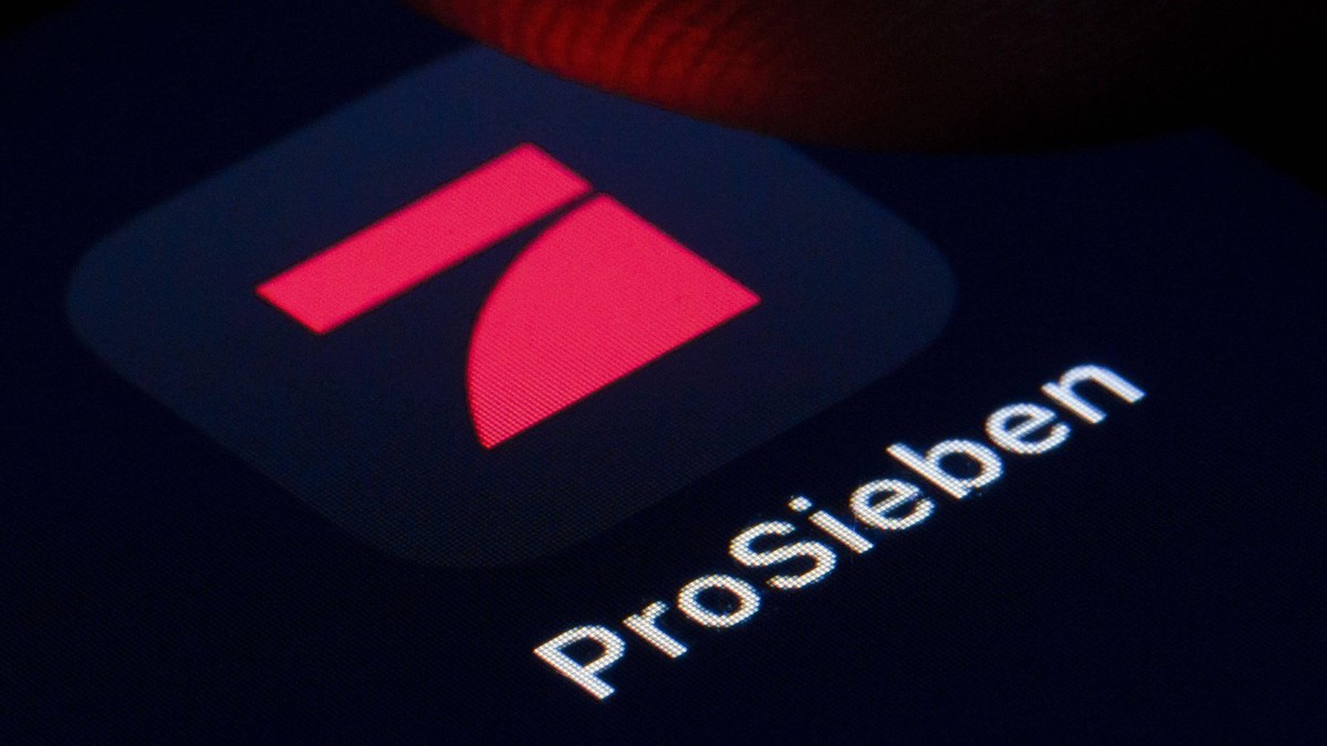 Das Logo des Fernsehsenders ProSieben ist auf dem Display eines Smartphone zu sehen. Berlin, 22.04.2020. Berlin Deutschland *** The ProSieben TV station logo can be seen on the display of a smartphone ...