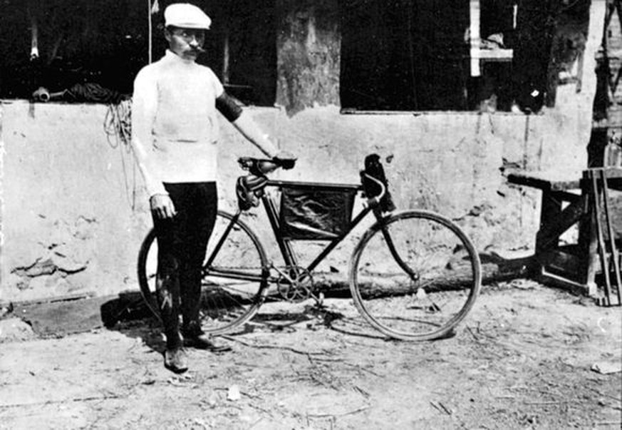 Maurice Garin in Montur und mit Rad