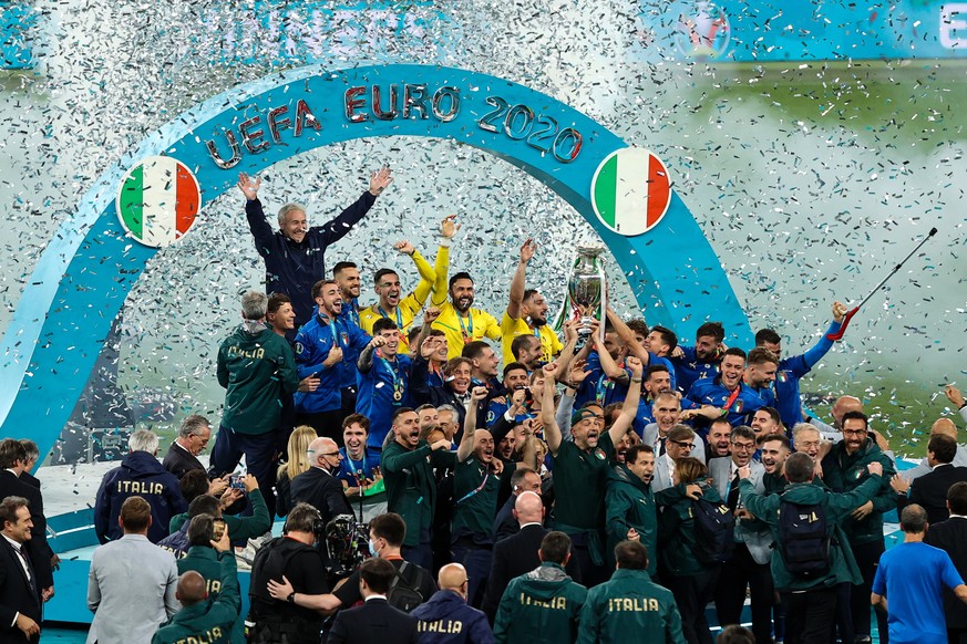 Fußball: EM, Italien - England, Finalrunde, Finale im Wembley-Stadion. Italiens Spieler jubeln nach dem Spiel mit dem Pokal.
