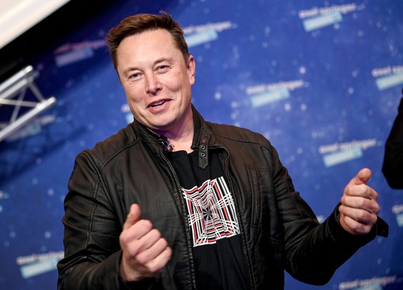 ARCHIV - 01.12.2020, Berlin: Elon Musk, Tesla-CEO, kommt zur Verleihung vom Axel Springer Award. (zu dpa �Elon Musk begr�bt Kriegsbeil im Konflikt mit Apple vorerst�) Foto: Britta Pedersen/dpa-Zentral ...